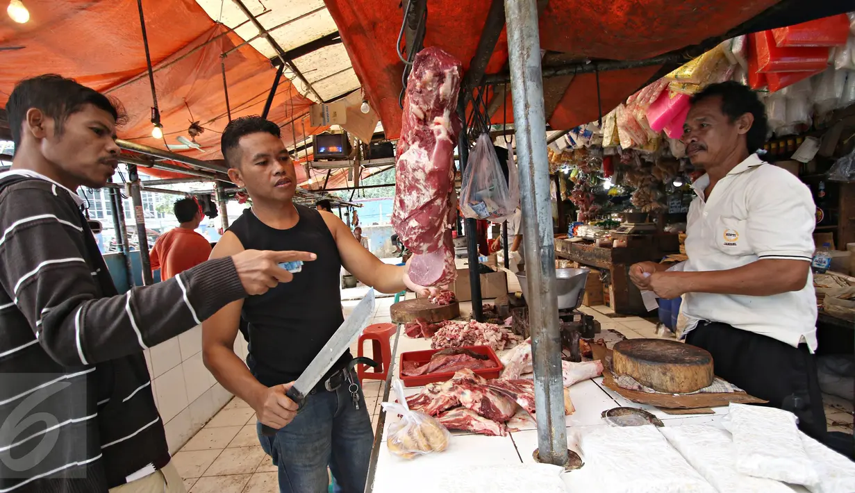 Pedagang saat melayani pembeli di los daging Pasar Minggu, Jakarta Selatan, Senin (13/6). Memasuki hari kedelapan bulan Ramadan, harga daging sapi di pasar Jakarta masih berkisar Rp 120.000/kg. (Liputan6.com/Immanuel Antonius)