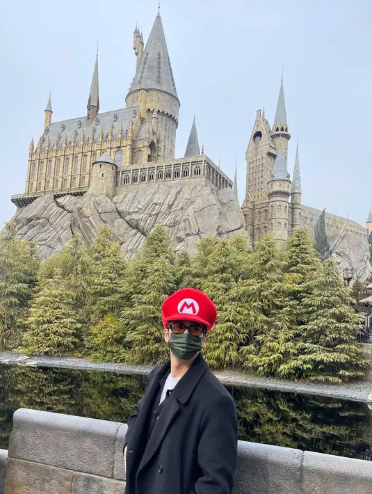 <p>Ahn Bo Hyun juga sempat main ke Universal Studio, Osaka Japan, dia mengenakan topi karakter Super Mario yang membuatnya terlihat menggemaskan. (Foto: Instagram/ bohyunahn)</p>