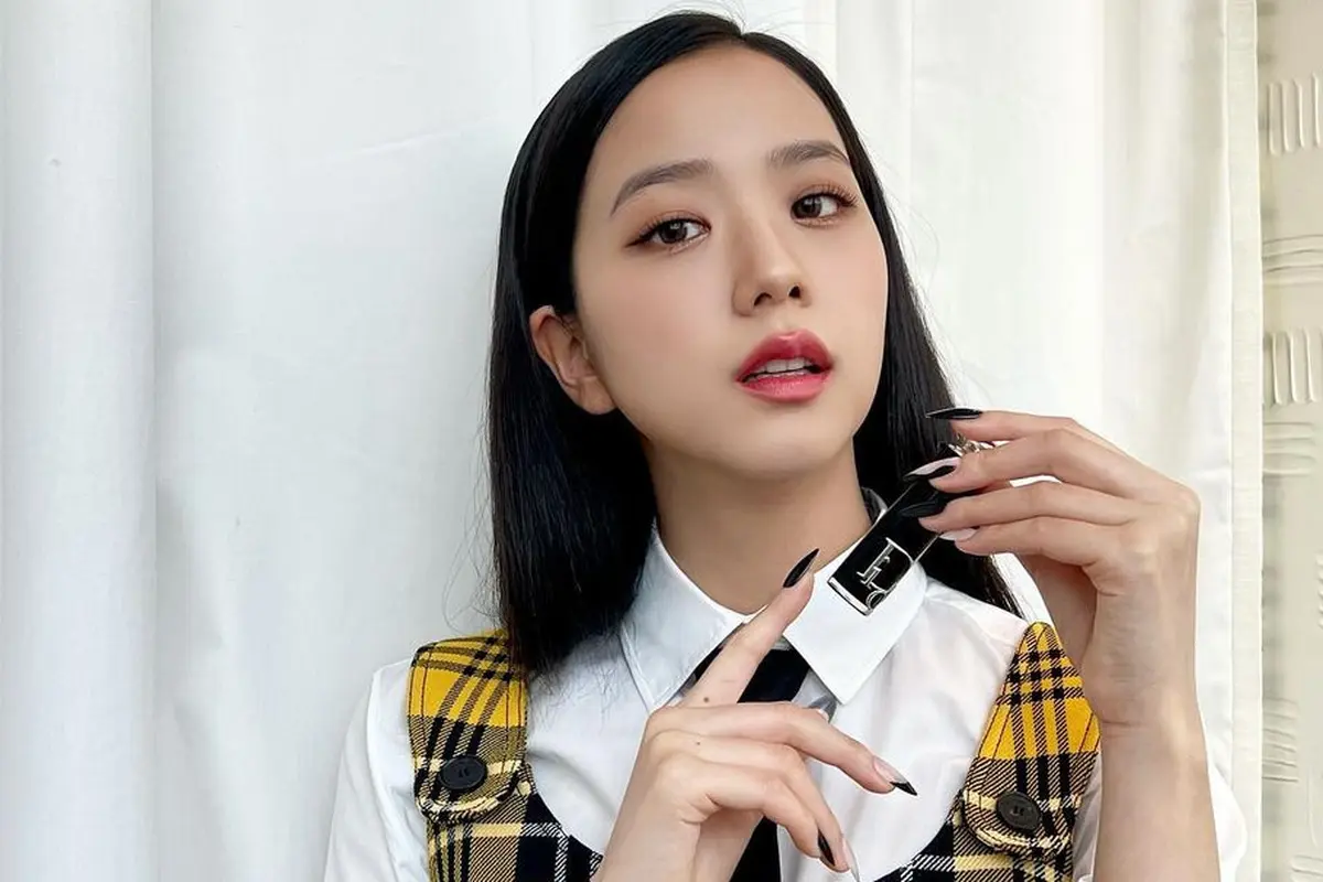 Tas Dior Jisoo BLACKPINK yang Dikenakan Selama di Paris