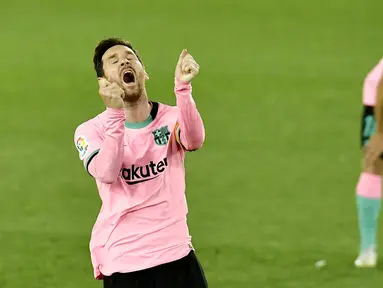 Ekspresi striker Barcelona, Lionel Messi, saat melawan Alaves pada laga Liga Spanyol di Stadion Mendizorroza, Minggu (1/11/2020). Kedua tim bermain imbang 1-1. (AP Photo/Alvaro Barrientos)