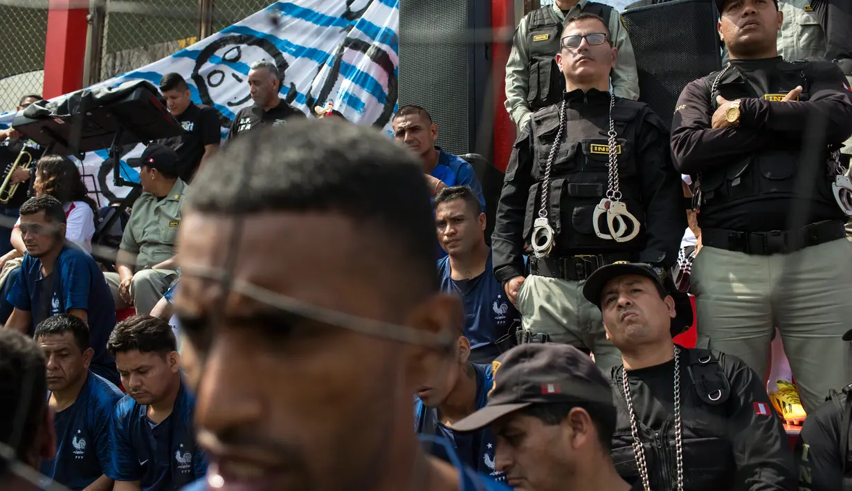 Narapidana dan penjaga penjara menonton pertandingan sepak bola di Penjara San Juan de Lurigancho, Lima, Peru, Kamis (24/5). (AP Photo/Rodrigo Abd)