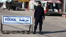 Seorang polisi berjaga saat lockdown di Kota Khan Younis, Jalur Gaza, Palestina, 19 Desember 2020. Lockdown penuh dan jam malam diberlakukan di Tepi Barat dan Jalur Gaza untuk mengendalikan meningkatnya jumlah infeksi dan kematian akibat COVID-19. (Xinhua/Yasser Qudih)