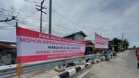 Spanduk tuntutan warga pada Pertamina Balikpapan.