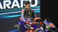 Fabio Quartararo mengaku sangat antusias dengan perubahan besar ini. Juara dunia 2021 itu berharap transisi ke mesin V4 bisa membawanya kembali kompetitif ke perebutan gelar juara dunia. Tampak dalam foto, pembalap Monster Energy Yamaha, Fabio Quartararo saat tampil pada perkenalan motor baru Yamaha untuk mengarungi MotoGP 2026 di Jakarta, Rabu (21/1/2026). (Bola.com/M Iqbal Ichsan)
