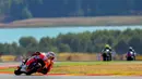 Pebalap Repsol Honda, Marc Marquez, tancap gas sejak start dan unggul jauh dari lawan-lawannya dalam balapan MotoGP Aragon di Sirkuit Aragon, Spanyol, Minggu (25/9/2016). (AFP/Jese Jodan)