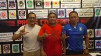 Pelatih Persela, Aji Santoso (kiri), bersama Manajer Semeru FC, Miko Agus Pribadi (tengah), dan Putut Widjanarko. (Bola.com/Dok. Semeru FC)