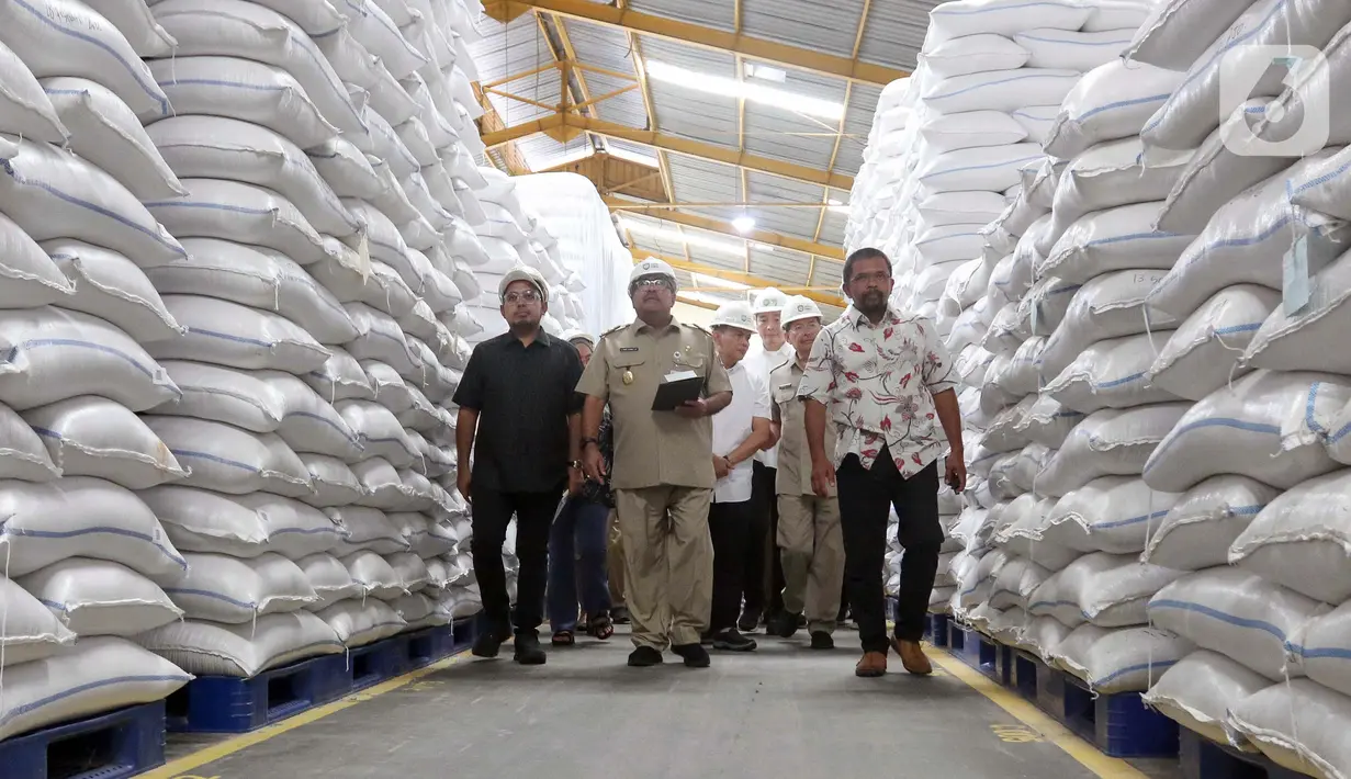 Rano Karno menegaskan bahwa pemerintah daerah akan terus mengawal distribusi bahan pangan di Jakarta. (Liputan6.com/Herman Zakharia)