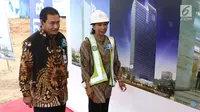 Menteri BUMN RI Rini Soemarno didampingi Direktur Utama PT. Bank Rakyat Indonesia (Persero) Tbk Suprajarto meninjau lokasi saat groundbreaking gedung BRI di Gatot subroto, Jakarta, Rabu (27/12). (Liputan6.com/Angga Yuniar)