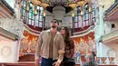 Tania Nadira dan Alwi pun mengunjungi Palau de la Música Catalana. Keduanya tampak memamerkan kemesraan di gedung konser di Barcelona, Katalonia, Spanyol tersebut. (Liputan6.com/IG/@tanianadiraa)