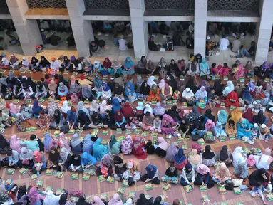Umat muslim menanti waktu berbuka puasa pada hari kedua bulan Ramadan di Masjid Istiqlal, Jakarta, Minggu (28/5). Panitia masjid menyiapkan dana sekitar Rp3 miliar pada Ramadan 1438 H. (Liputan6.com/Helmi Afandi) 