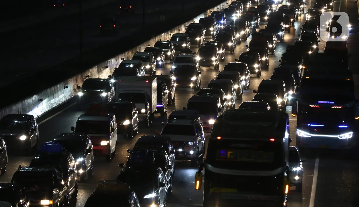 <p>Antrean kendaraan pemudik di Jalan Tol arah Bekasi, Tambun, Kerawang, Jawa Barat, Jumat (28/4/2022) Malam. Pada H-2 diprediksi sebagai puncak arus mudik Lebaran 2022, arus lalu lintas menuju  ke Jawa terpantau padat. (Liputan6.com/Johan Tallo)</p>