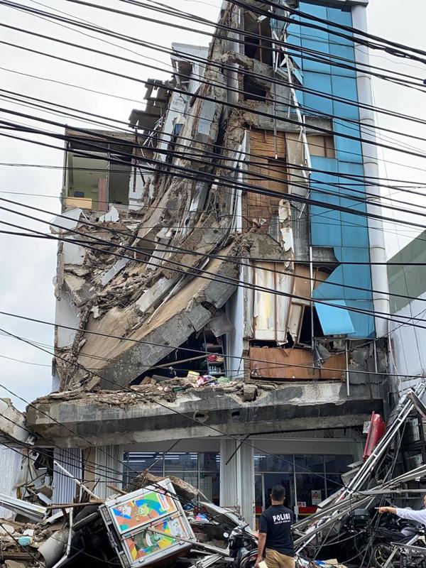 Ruko empat lantai di Palmerah, Jakarta Barat ambruk. (Dok Istimewa)