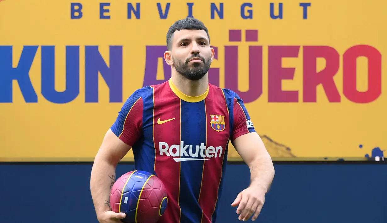 Sergio Aguero berpose di lapangan Stadion Camp Nou selama presentasi resminya sebagai pemain baru FC Barcelona di stadion Camp Nou, Barcelona (31/05/2021). Merka telah menandatangani kontrak hingga tahun 2023 dengan klausal pembelian 100 juta Euro. (Foto: AFP/Lluis Gene)