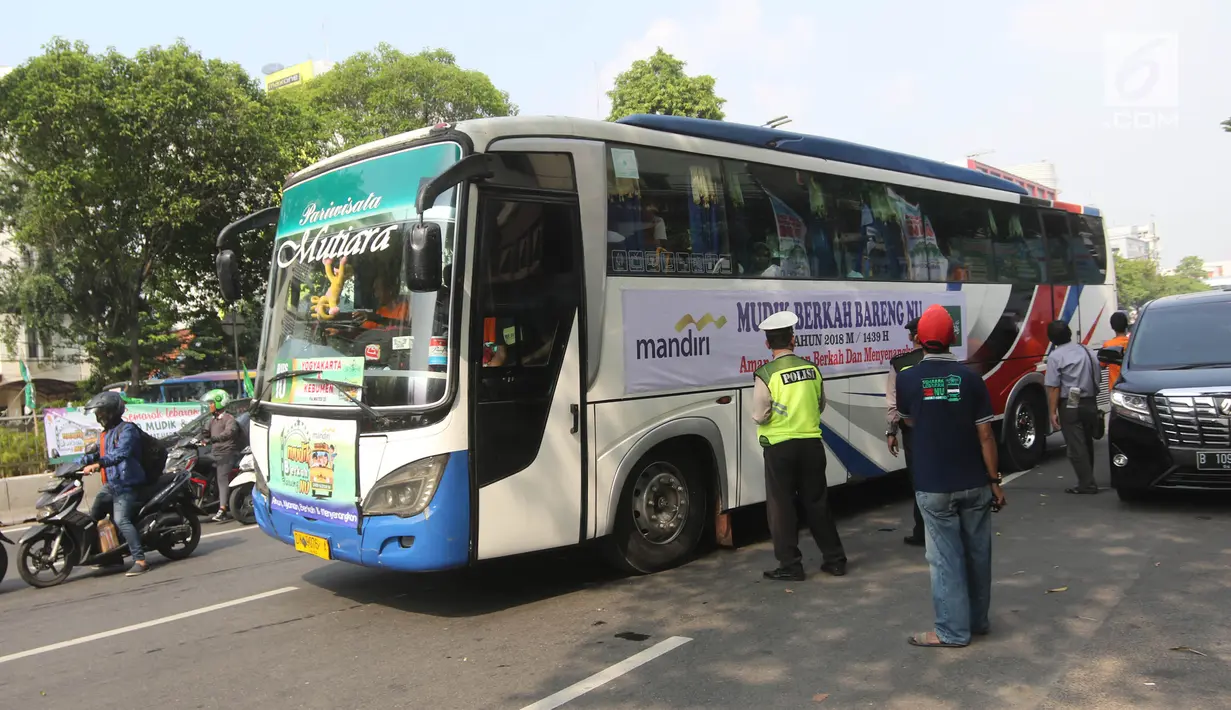 Bus yang membawa peserta mudik bareng NU-Bank Mandiri siap berangkat dari Kantor PBNU, Jakarta, Sabtu (9/6). Bank Mandiri dan PBNU memberangkatkan 3.000 Nahdliyin dengan menggunakan 50 bus. (Liputan6.com/Arya Manggala)