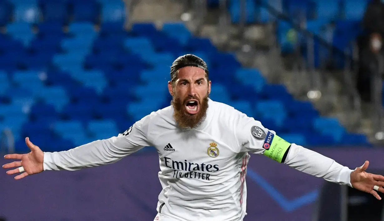 Sergio Ramos. Bek andalan Real Madrid selama 16 tahun yang didatangkan dari Sevilla pada awal musim 2005/2006 dan telah menyumbang 22 trofi ini dipaksa meninggalkan Los Blancos pada awal musim 2021/2022 usai tidak mencapai kesepakatan durasi perpanjangan kontrak. (AFP/Pierre-Philippe Marcou)