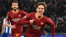 Perayaan gol pertama Nicolo Zaniolo pada leg 1, 16 besar Liga Champions yang berlangsung di stadion Olimpico, Roma, Rabu (13/2). AS Roma menang 2-1 atas FC Porto. (AFP/Andreas Solaro)