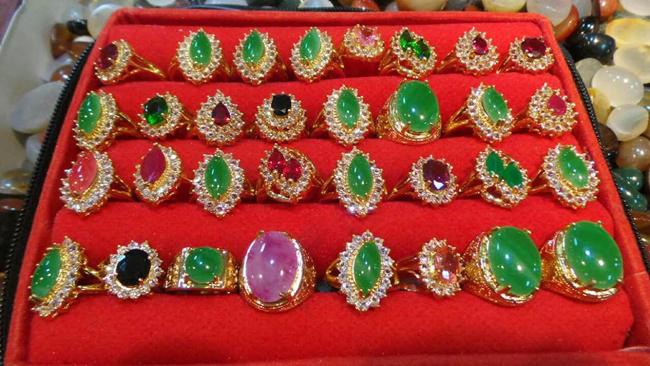 Beragam pilihan batu mulia yang cantik dan indah | Photo: Copyright Doc vemale.com