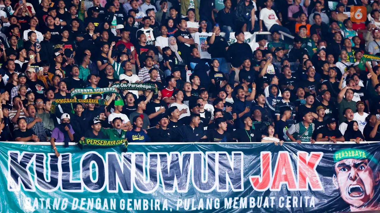 Foto: Momen Cak Tessy Pimpin Bonek Guncang SUGBK, Pemandangan Indah Suporter Liga Indonesia
