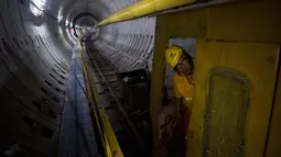 Pekerja mengawasi proyek pembangunan Line 14 jalur kereta bawah tanah Shanghai (11/7). Jalur kereta bawah tanah ini melebihi New York-Chicago dengan panjang total 830 kilometer. (AFP Photo/Johannes Eisele)