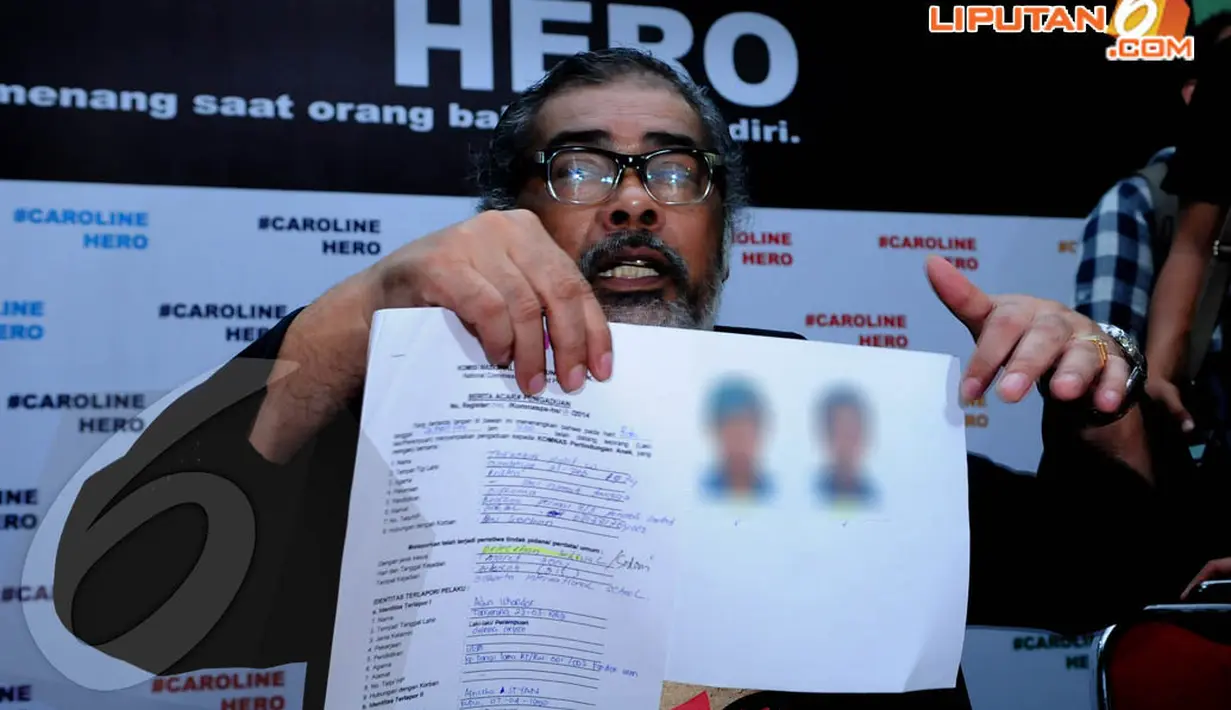 Dalam konferensi pers-nya di kantor Komnas PA (16/4/14), Arist Merdeka Sirait juga menunjukkan berita acara pengaduan anak dan foto para tersangka (Liputan6.com/Andrian M. Tunay)