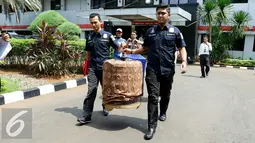 Polda Metro Jaya berhasil gagalkan penjualan satwa dilindungi saat hendak dijual ke luar negeri, Jakarta, Rabu (18/11). Satwa tersebut terdiri 1 ekor macan dahan, 1 beruang madu, 2 owa sumatra dan 4 ekor burung cendrawasih. (Liputan6.com/Yoppy Renato)