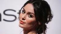 Model Nicole Trunfio Pose Menyusui Buat Cover Majalah ELLE
