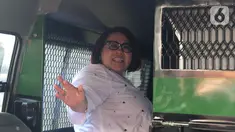 Pelawak Tri Retno Prayudati alias Nunung berada di dalam mobil tahanan usai menjalani sidang perdana di Pengadilan Negeri Jakarta Selatan, Rabu (2/10/2019). Nunung menjalankan sidang perdana kepemilikan Narkoba jenis sabu dengan agenda mendengarkan keterangan JPU. (Liputan6.com/Herman Zakharia)