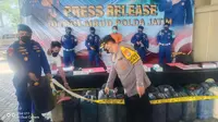 Barang bukti BBM ilegal disita polisi. (Dian Kurniawan/Liputan6.com).