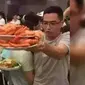 Rekaman turis China berebutan udang tengah beredar di dunia maya. (shanghaiist)