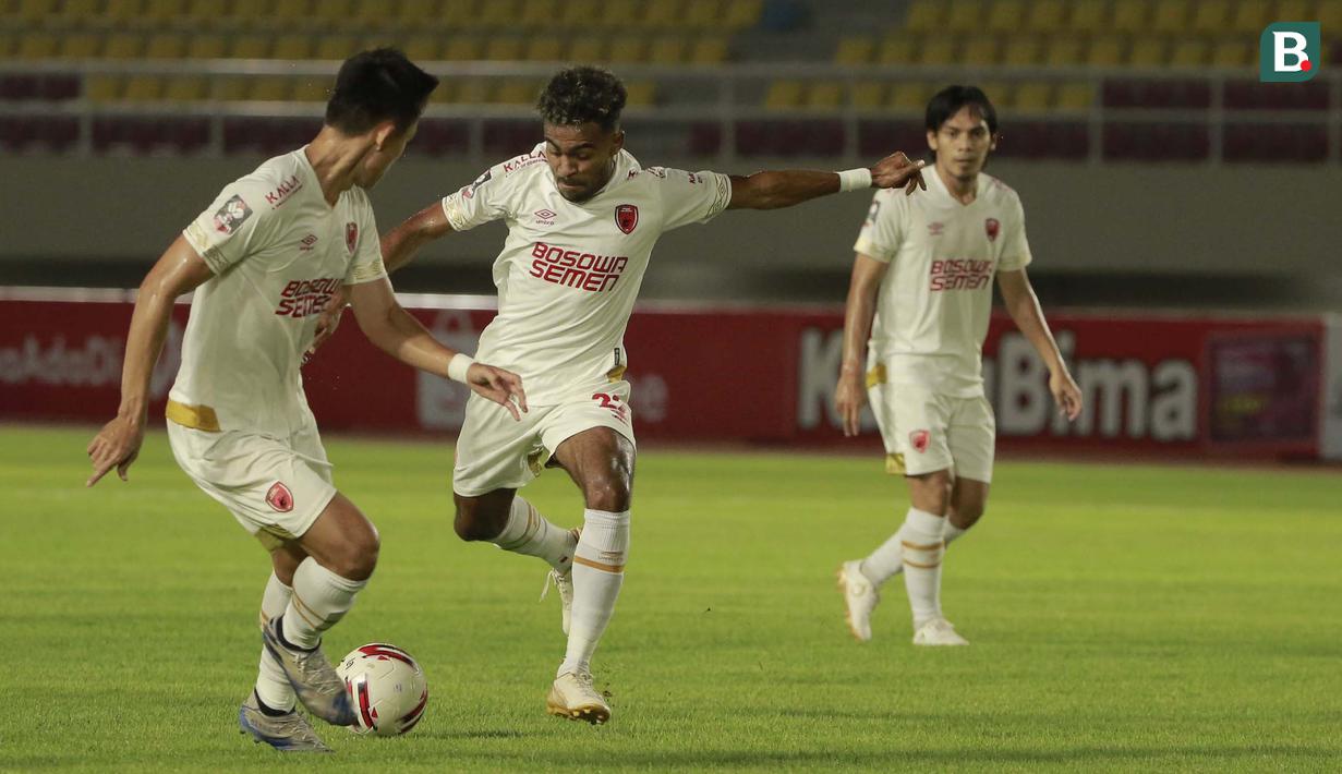 Pemain PSM Makassar, Yakob Sayuri (tengah) menendang bola ke gawang Persija Jakarta dalam laga leg kedua semifinal Piala Menpora 2021 di Stadion Manahan, Solo, Minggu (18/4/2021). (Bola.com/Ikhwan Yanuar)