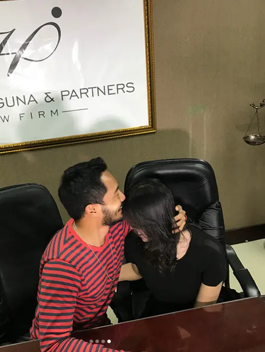 Setelah sempat memanas sekitar empat bulan silam, rumah tangga Yama Carlos dan Arfita Dwi Putri kembali rujuk. Seperti diketahui, setelah rumah tangganya bermasalah, Yama meminta bantuan ke kantor pengacara Henry Indraguna. (Instagram/henry.indraguna)