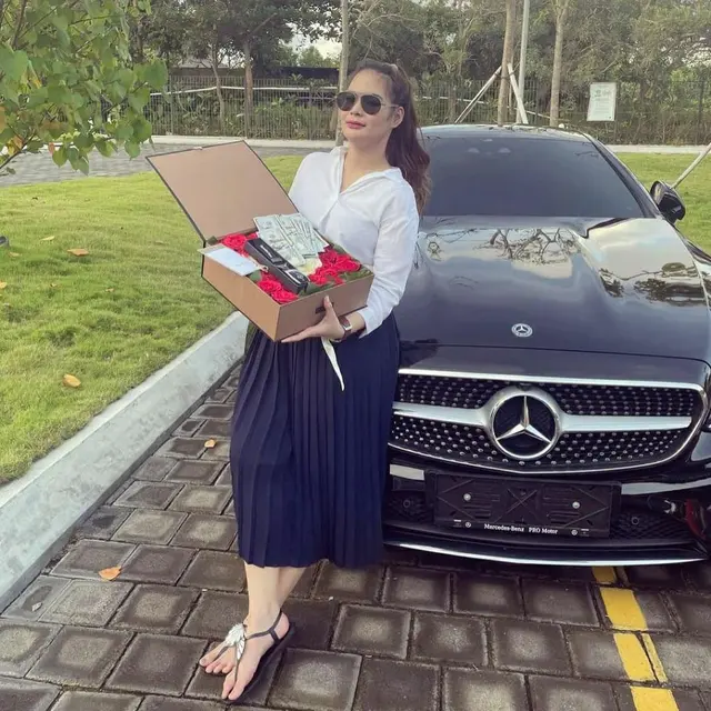 Hadiah di Hari Valentine yang diterima Shyalimar Malik dari sang kekasih adalah mobil bermerk Mercedez Benz dan uang dalam pecahan mata uang dollar (https://www.instagram.com/p/CLRRY7vl97q/)