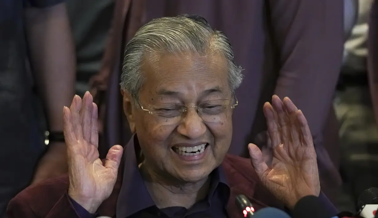 Perdana Menteri Malaysia Mahathir Mohamad memberi isyarat saat berbicara dalam konferensi pers di Putrajaya, Malaysia, Sabtu (22/2/2020). Mahathir Mohamad telah mengirimkan surat pengunduran diri sebagai Perdana Menteri ke Raja Malaysia. (AP Photo/Vincent Thian)