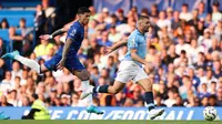 Pemain Manchester City, Mateo Kovacic (kanan) berebut bola dengan pemain Chelsea, Enzo Fernandez pada laga Liga Inggris 2024/2025 di Stamford Bridge, London, Inggris, Minggu (18/08/2024) malam WIB. (AFP/Adrian Dennis)