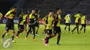 Pemain Sriwijaya berlari saat latihan uji lapangan di Stadion GBK Jakarta, Kamis (23/6/2016). Sriwijaya akan melakoni laga lanjutan Torabika Soccer Championship presented by IM3 Ooredoo kontra Persija, Jumat (24/6). (Liputan6.com/Helmi Fithriansyah)