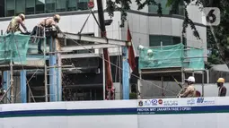 Para pekerja menyelesaikan pembongkaran Halte Transjakarta Bank Indonesia di Jalan MH Thamrin, Jakarta, Senin (18/1/2021). Halte tersebut dibongkar untuk kelanjutan proyek MRT Fase 2 CP201 rute Bundaran HI-Harmoni yang ditargetkan rampung pada Maret 2025. (merdeka.com/Iqbal S. Nugroho)