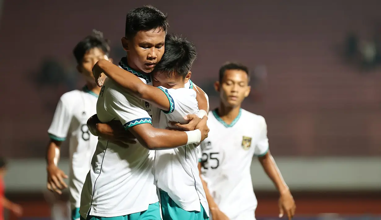 Muhammad Nabil Asyura (kiri) menjadi bintang kemenangan Timnas Indonesia U-16 atas Singapura dengan mencetak hattrick di babak pertama. (PSSI)