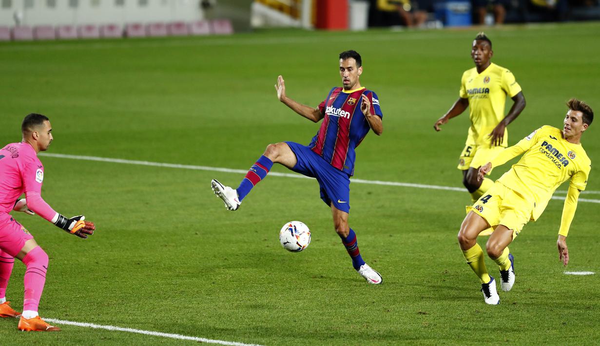 Gelandang Barcelona, Sergio Busquets, berusaha mengontrol bola saat melawan Villareal pada laga Liga Spanyol di Stadion Camp Nou, Senin (28/9/2020). Barcelona menang dengan skor 4-0. (AP Photo/Joan Monfort)