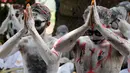 Pemuda Bali dengan cat tubuh berwarna-warni selama ritual Grebeg di Desa Tegallalang, Rabu (30/1). Dalam ritual dua tahunan ini, para pemuda berkeliling kampung dengan riasan tubuh warna-warni untuk menangkal Roh jahat. (AP/Firdia Lisnawati)
