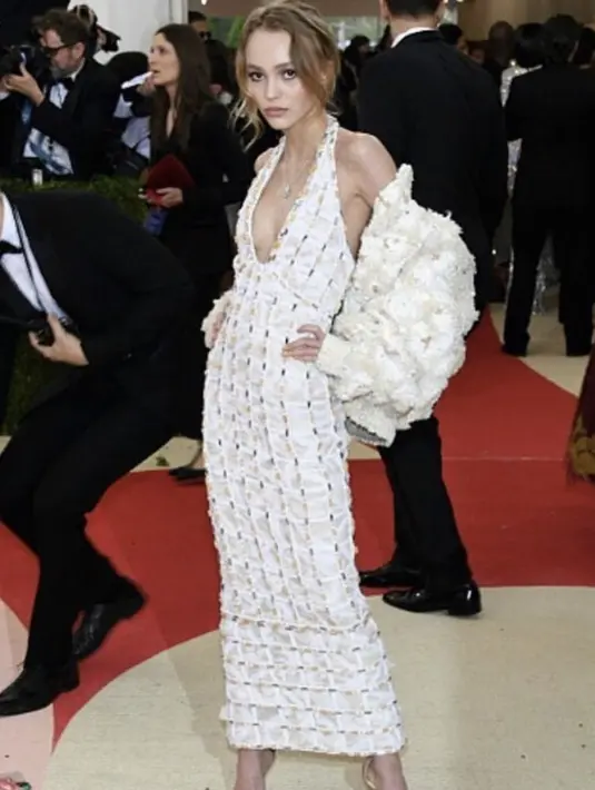 <p>Lily pun tampil seksi dengan dress putih dipadukan outer dengan motif dan warna yang sama.@lilyrose_depp</p>
