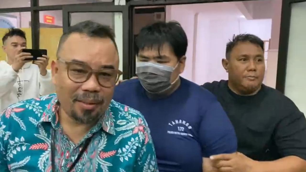Polisi menahan George Sugama Halim alias GSH usai ditetapkan tersangka terkait penganiayaan terhadap karyawan toko roti.