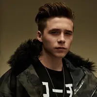 Brooklyn Joseph Beckham, lahir di London ,Inggris , Britania Raya usia 16 tahun. Brooklyn adalah putra dari atlet terkenal David Beckham.  ( via instagram@brooklynbeckham/Bintang.com)