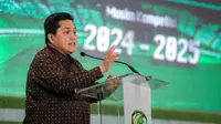 Ketua umum PSSI, Erick Thohir memberikan sambutan saat konferensi pers Pegadaian Liga 2 2024/2025 yang berlangsung di The Gade Tower, Senen, Jakarta, Selasa (03/09/2024). (Bola.com/Bagaskara Lazuardi)