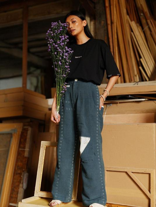 Gaya penampilan Dinda dengan kaos hitam serta celana jeans satu ini bisa dijadikan inspirasi. Meski terlihat sangat santai, namun detail pada bagian celananya terlihat cantik. (Liputan6.com/IG/@dindacresheilla)