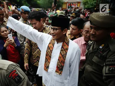 Wakil Gubernur DKI, Sandiaga Uno menyapa warga saat mengunjungi Vihara Dharma Bakti di kawasan Glodok, Jakarta Barat. Jumat (16/2). Dengan mengenakan pakaian betawi, Sandi datang merayakan Imlek bersama masyarakat Tionghoa. (Liputan6.com/Gempur M Surya)
