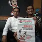 Komisioner Bawaslu Garut menunjukan tabloid Indonesia Barokah (Liputan6.com/Jayadi Supriadin)