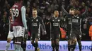 Penyerang Leicester City, Kelechi Iheanacho (kanan) berselebrasi dengan rekan-rekannya usai mencetak gol ke gawang Aston Villa pada pertandingan semifinal Piala Liga Inggris di Villa Park, Birmingham (28/1/2020). Villa menang 2-1 atas Leicester. (AP Photo/Rui Vieira)
