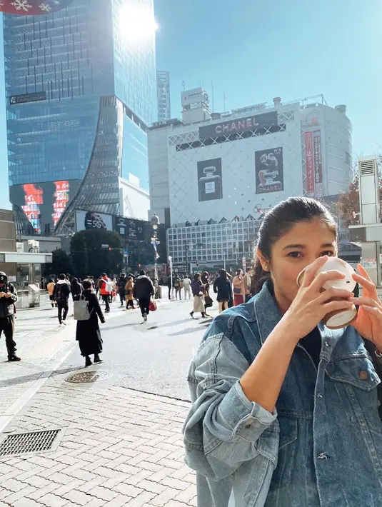 Saat jalan-jalan ke Jepang, Naysilla tampil santai dan simpel dengan denim over size. Meski sederhana, penampilannya tetap kekinian dan modis. (Liputan6.com/IG/@naymirdad)
