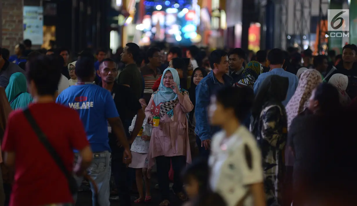 Pengunjung memadati lorong-lorong gerai dalam Jakarta Fair atau Pekan Raya Jakarta 2019 di JIExpo Kemayoran, Jakarta, Jumat (7/6/2019). Tahun ini, Jakarta Fair 2019, digelar bertepatan dengan perayaan idul fitri untuk seluruh umat Islam. (merdeka.com/Imam Buhori)