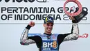Pembalap tim BK8 Gresini Racing MotoGP asal Spanyol, Fermin Aldeguer merayakan kemenangan di podium usai menjuarai Grand Prix MotoGP Indonesia 2025 di Sirkuit Internasional Mandalika, Nusa Tenggara Barat, Minggu 5 Oktober 2025. (SONNY TUMBELAKA/AFP)